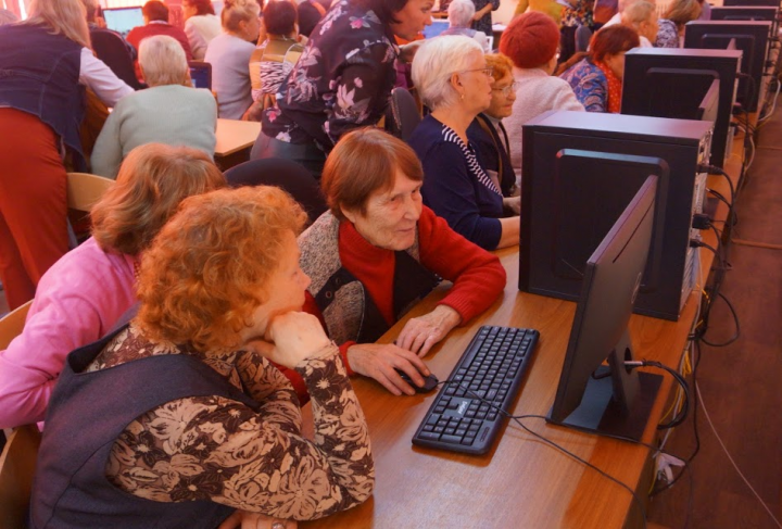 Спасибо скажем Интернету, связал нас всех по белу свету