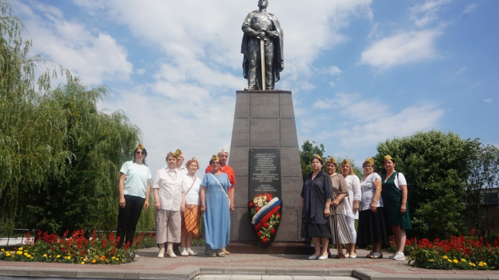 В этот день солдату поклонись, он за нас с тобою отдал жизнь…