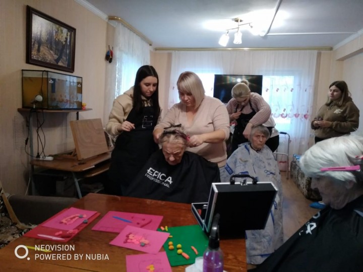 Красота и уход у бабушек в пансионе